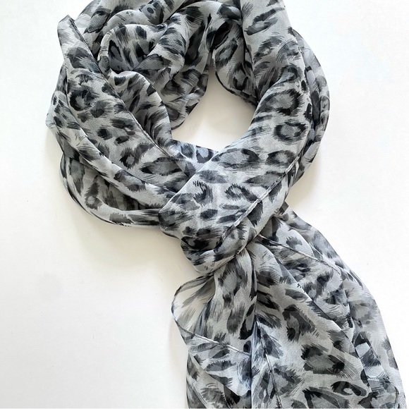 NWOT Grey & Black Animal Print Lightweight Scarf - Picture 2 of 8